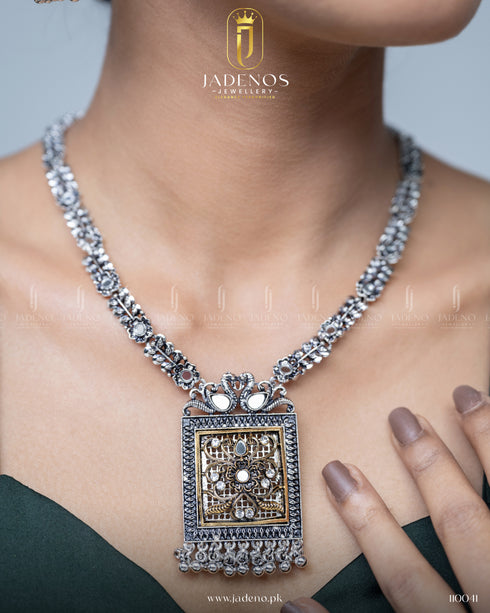 The Royal Antique Mehrang Pendant Set